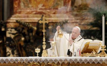 PAPA FRANCISCO PERMITE A MUJERES LEER LA MISA Y DAR LA COMUNIÓN; NO LES ABRIRÁ EL SACERDOCIO