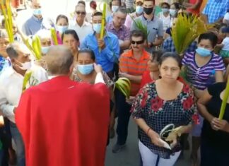 SACERDOTE ARRANCA EL CUBREBOCAS A UNA MUJER Y CALIFICA SU USO COMO “UNA BABOSADA”