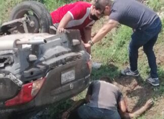 CAE VEHÍCULO AL DREN DE LA CALLE 300, FRENTE A LA LIBERTAD: SE LESIONA LA CONDUCTORA