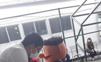 SE VACUNA DISFRAZADO DE PLAZA SÉSAMO, EN MEMORIA DE SU HIJO FALLECIDO